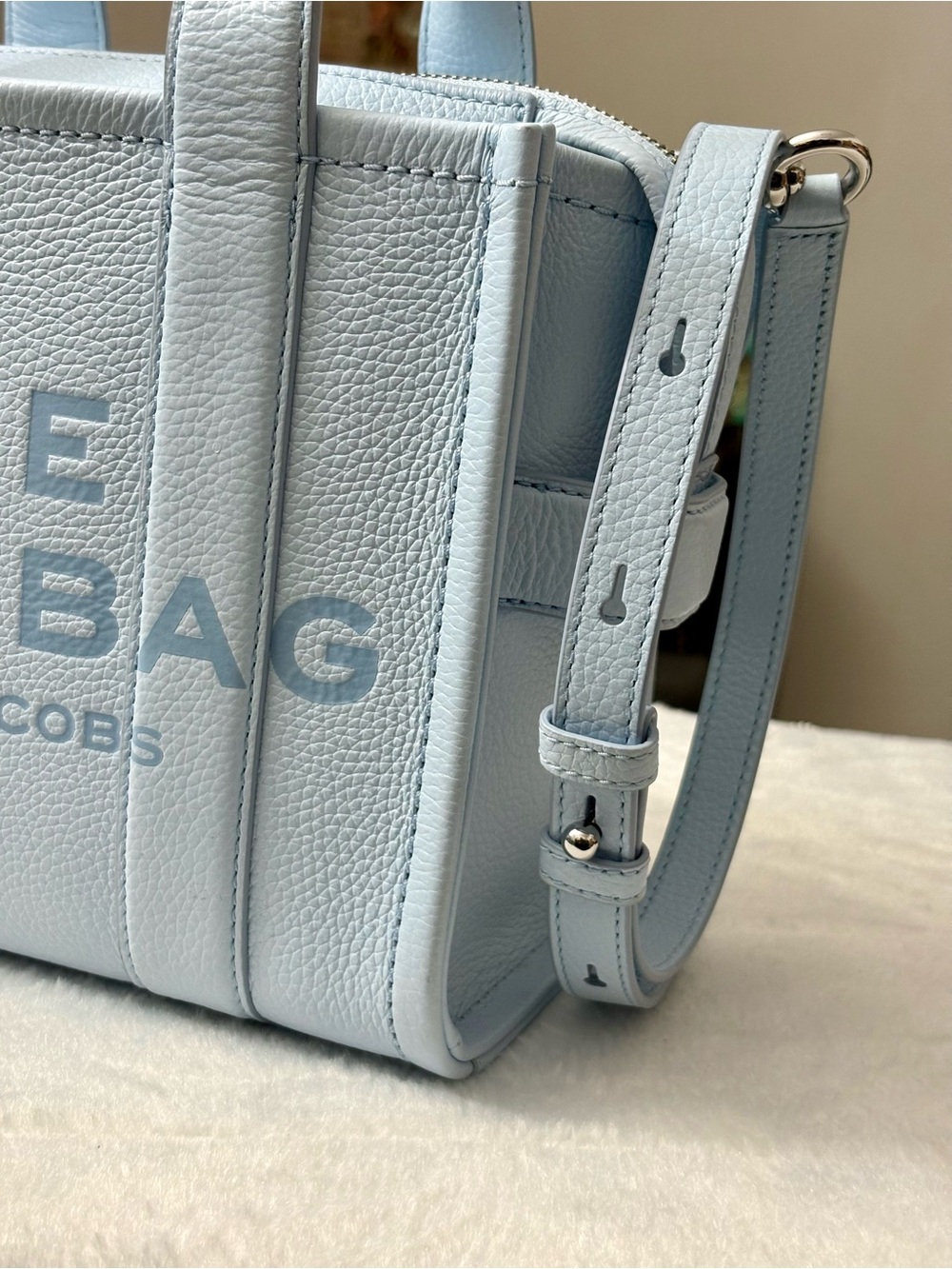 MARC JACOBS THE LEATHER SMALL TOTE BAG & MATCHING WALLET — CLOUD BLUE - Picture 8 of 16